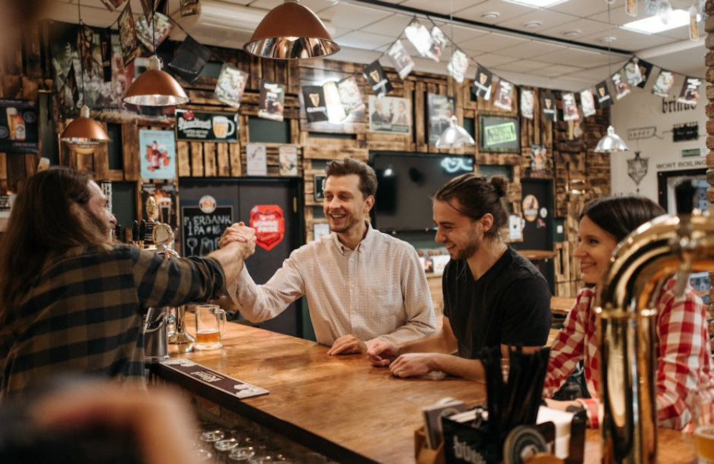Organiseer een pubquiz op locatie voor een avond waar iedereen over napraat